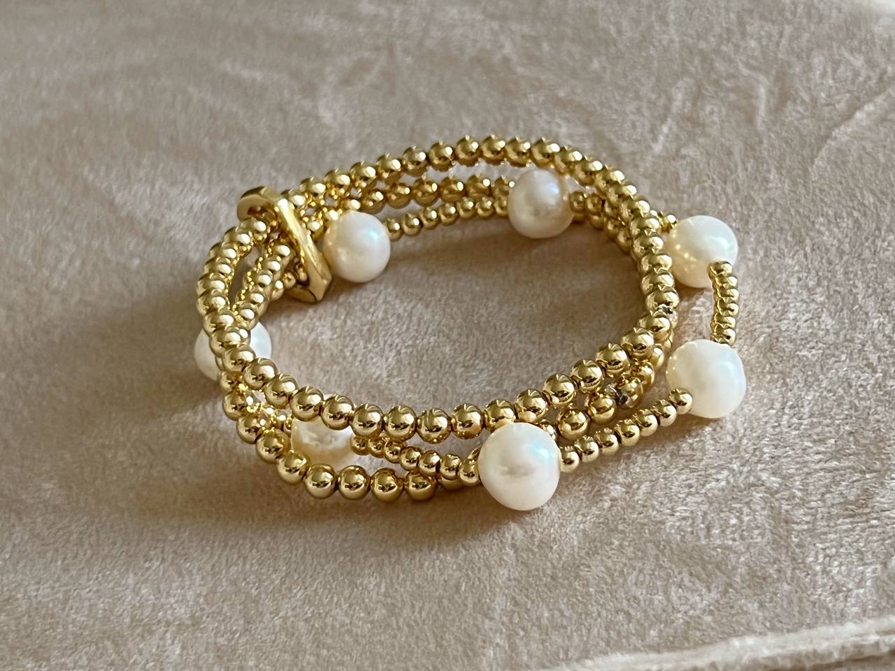 Bracelet of 3 with gold balls and pearls