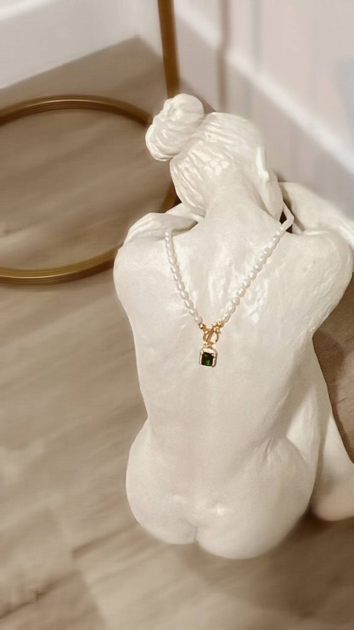 Green stone pendant pearl necklace