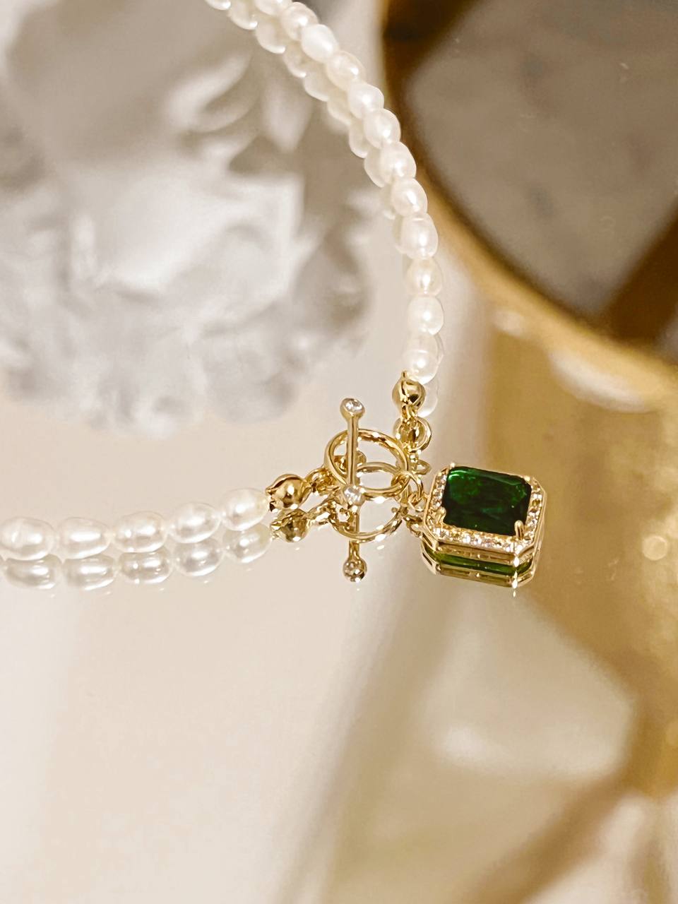 Green stone pendant pearl necklace