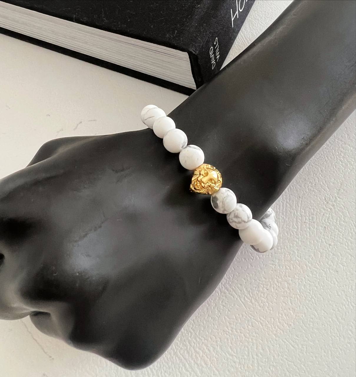 White onyx men's bracelet with lion pendant